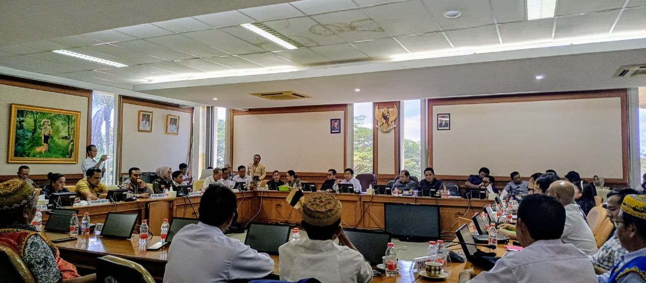 MEDIASI: Rapat Dengar Pendapat penolakan tambang illegal di Ruang Rapat DPRD Kubar.