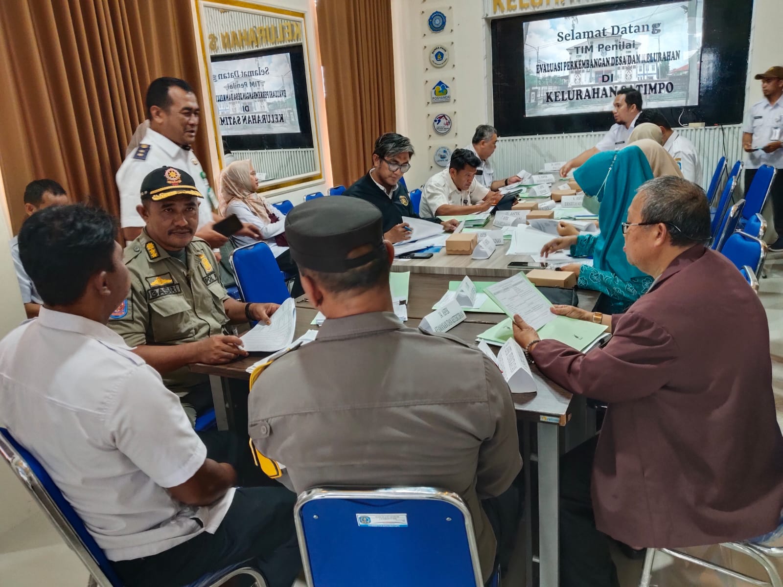 Tim penilai melakukan pengecekan bukti dukung antara program yang sudah dijalankan kelurahan dengan presentasi lurah. (ADIEL KUNDHARA/KP)