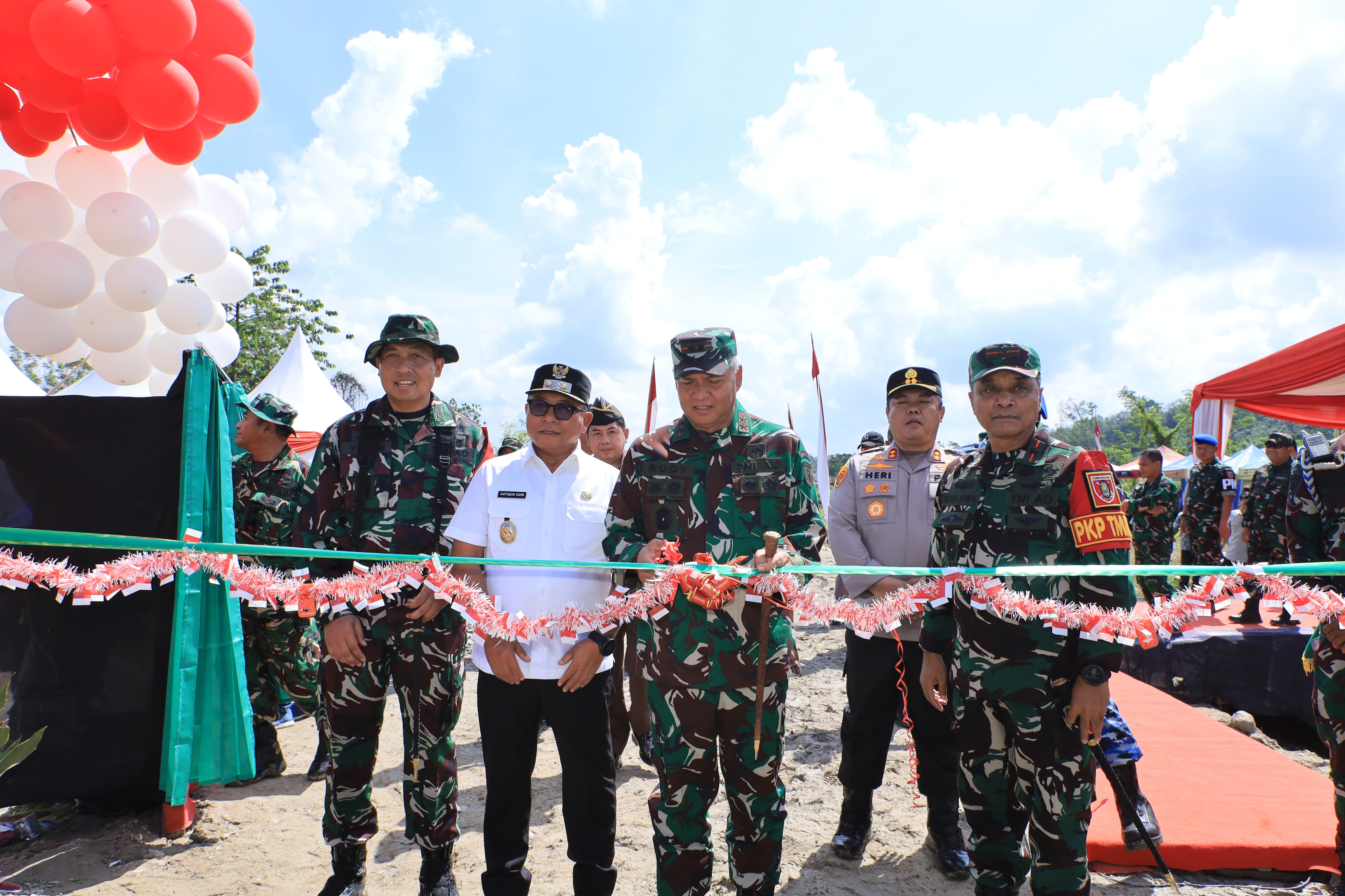 BUKA AKSES: Mayjen Rudy Rachmat Nugraha meresmikan jalan TMMD di Samarinda, Rabu (4/6).