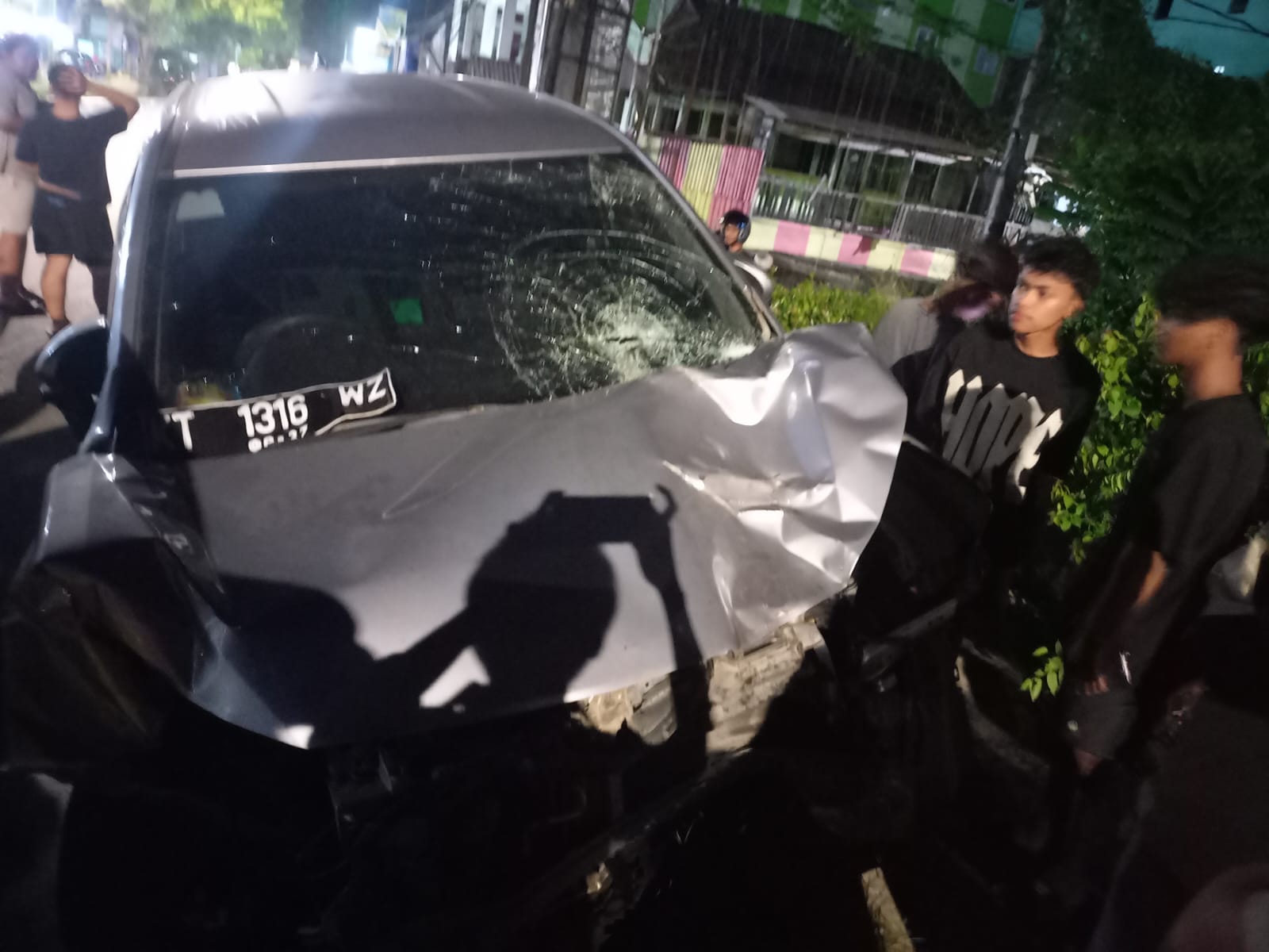 KECELAKAAN: Daihatsu Xenia KT 1316 WZ menabrak tiga motor sekaligus di Jalan KH Wahid Hasyim I, Kelurahan Sempaja Selatan, Kecamatan Samarinda Utara. (EKO PRALISTIO/KP)