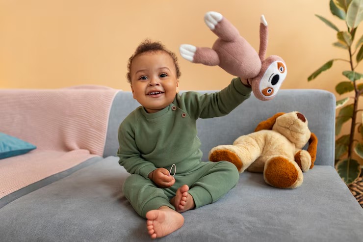 Bermain boneka membantu stimulasi sensorik dan emosi bayi sejak dini, mendukung tumbuh kembang dan kreativitasnya