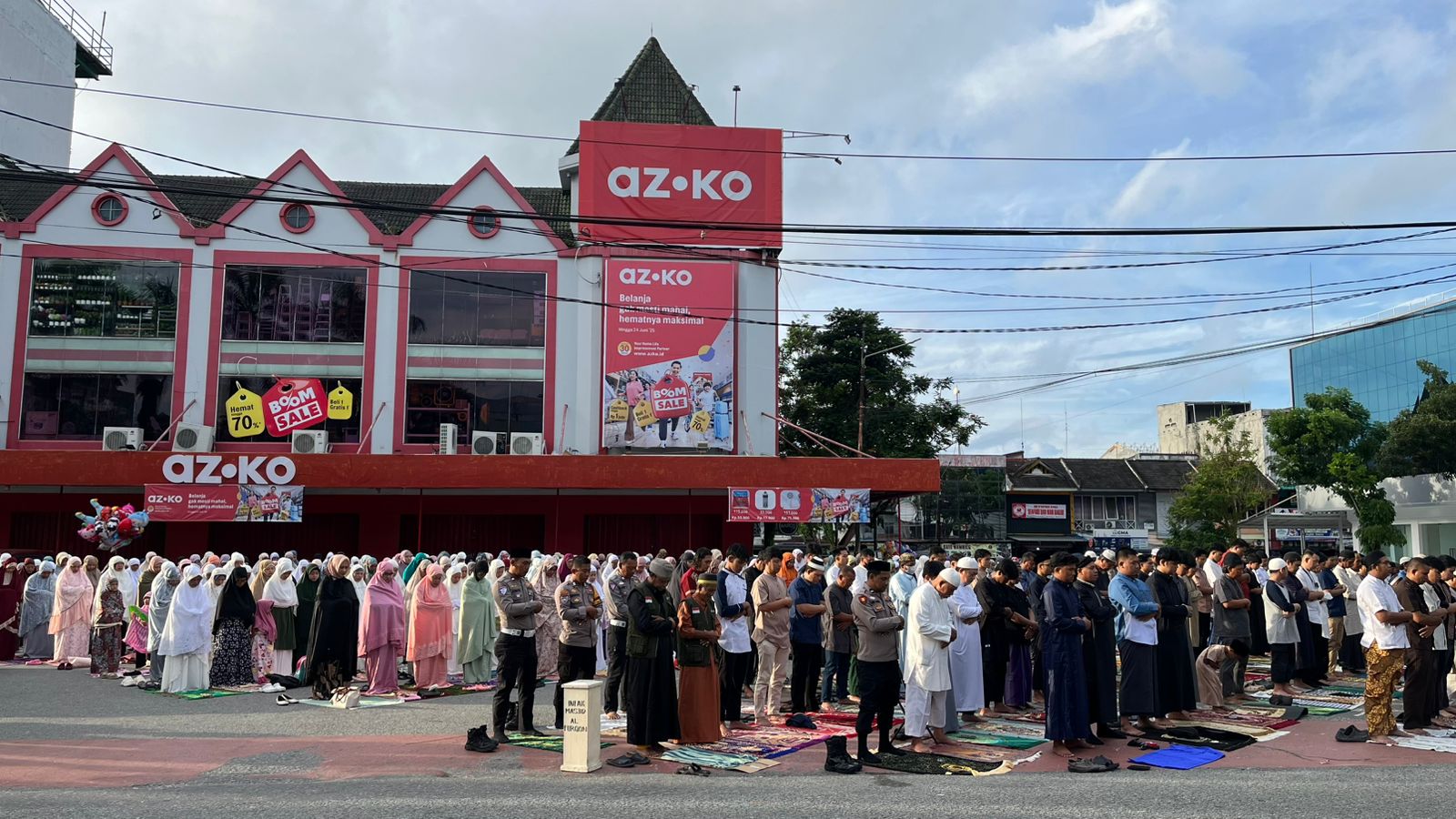 Warga Balikpapan melaksanakan Salat Idul Adha 1446 H di halaman parkir Azko Balikpapan, Jumat (6/6/2025) pagi.