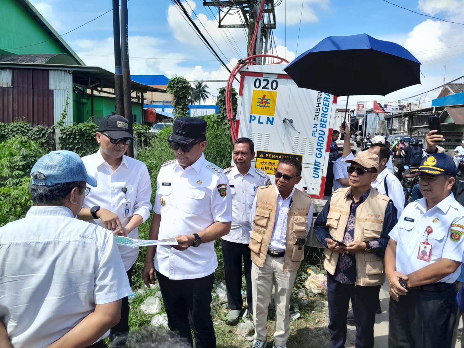PERIKSA KONDISI: Andi Harun (kedua kiri) bersama jajaran meninjau dan mencari solusi banjir di kawasan Kecamatan Loa Janan Ilir, Rabu (4/6).