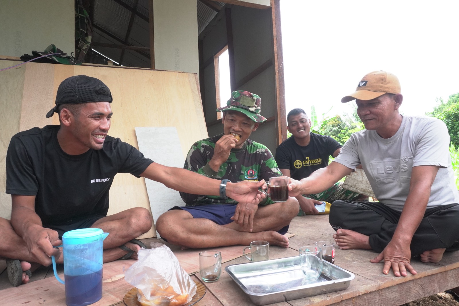AKRAB: Salah satu momen hangat antara TNI dan masyarakat di tengah pelaksanaan TMMD Samarinda ke-124/2025.