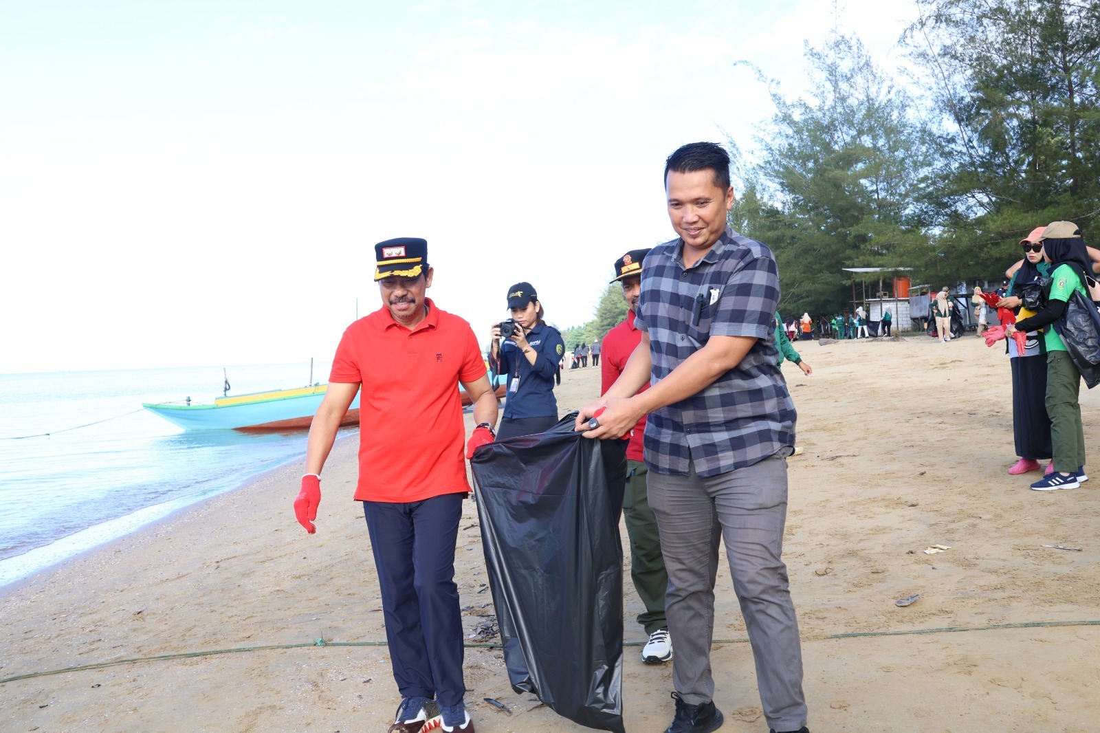 PUNGUT SAMPAH: Waki Bupati PPU, Abdul Waris Muin (kiri) saat mengikuti bersih-bersih sampah di kawasan Pantai Tanjung Jumlai, Kecamatan Penajam, dalam rangka Hari Lingkungan Hidup Sedunia 2025.(ist)