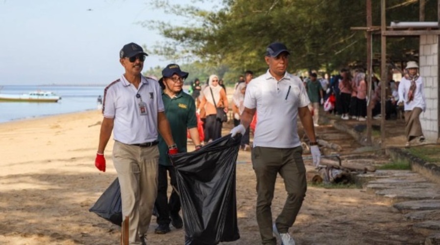BERSIH-BERSIH: Pemkab PPU menginisiasi bersih pantai di kawasan wisata Tanjung Jumlai untuk memeringati Hari Lingkungan Hidup Sedunia.
