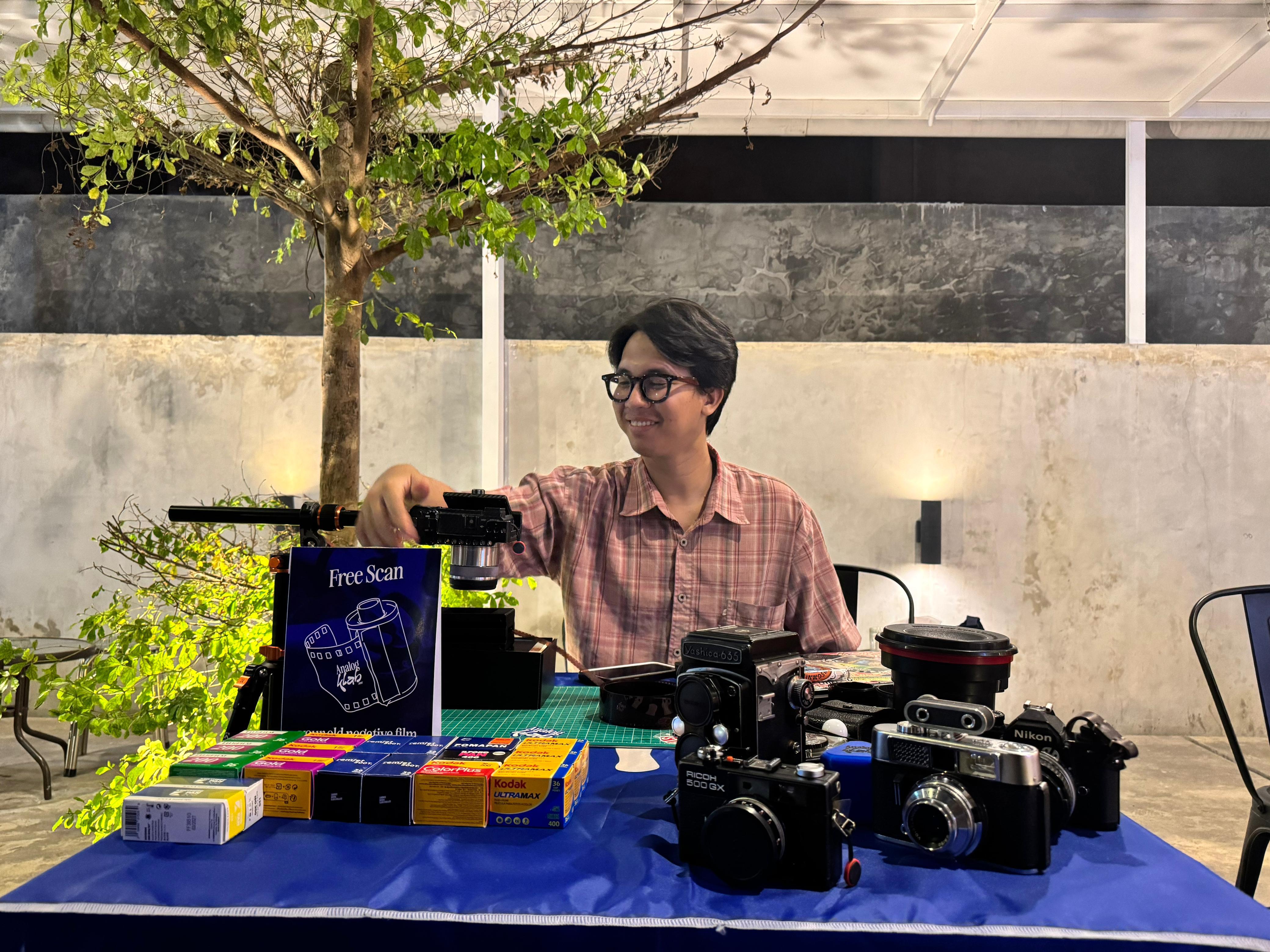 TARIK PERHATIAN: Untuk mengenalkan kembali kamera analog, Ferly kerap buat pop-up, bekerjasama dengan coffee shop.