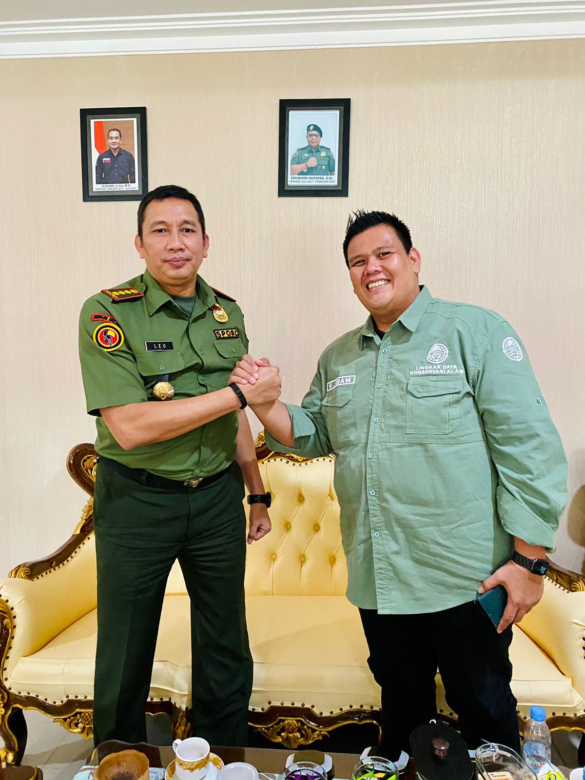 KOORDINASI: Ketua Umum Lingdaka Imam Mutaji (kanan) bersama Kepala Balai Gakkum Kehutanan Wilayah Kalimantan Leonardo Gultom (kiri). (Istimewa)