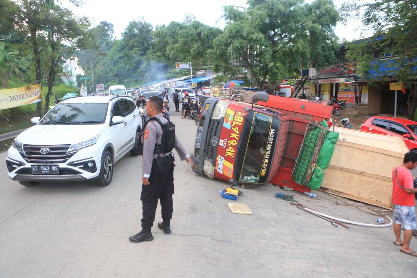 PANTAU: Keberadaan kendaraan over dimension dan over loading dapat meningkatkan risiko kecelakaan lalu lintas serta mempercepat kerusakan jalan. (RAMA SIHOTANG/KP)