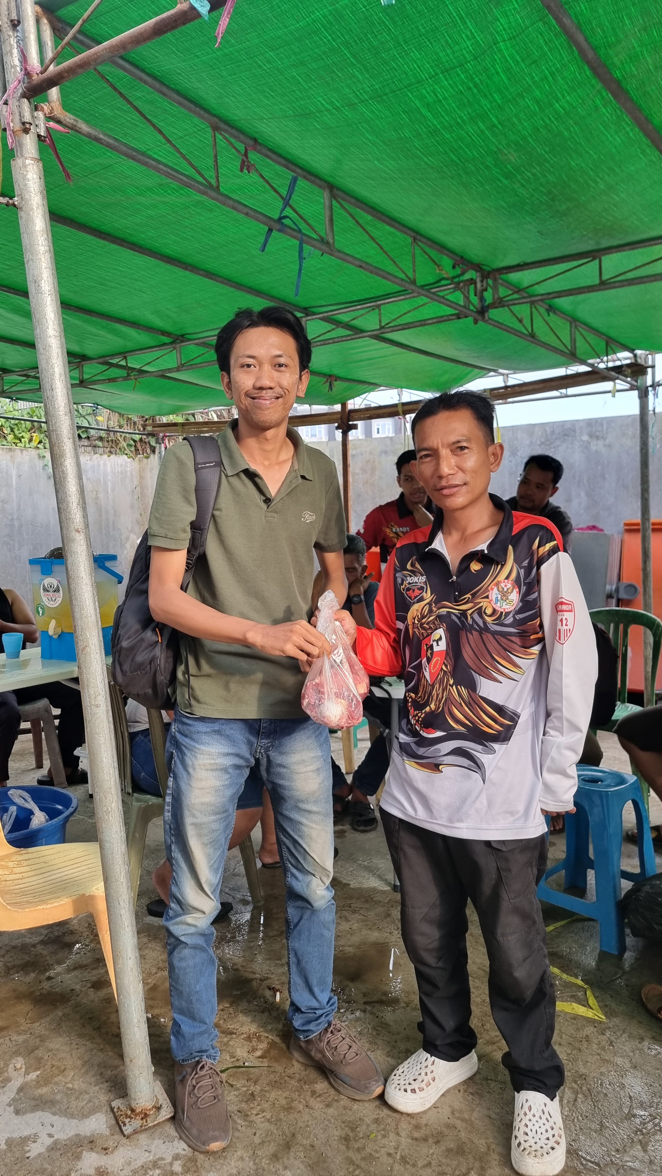 TURUT MERASAKAN: Info Taruna Samarinda yang turut menyembelih hewan kurban turut membagikan ke awak media.