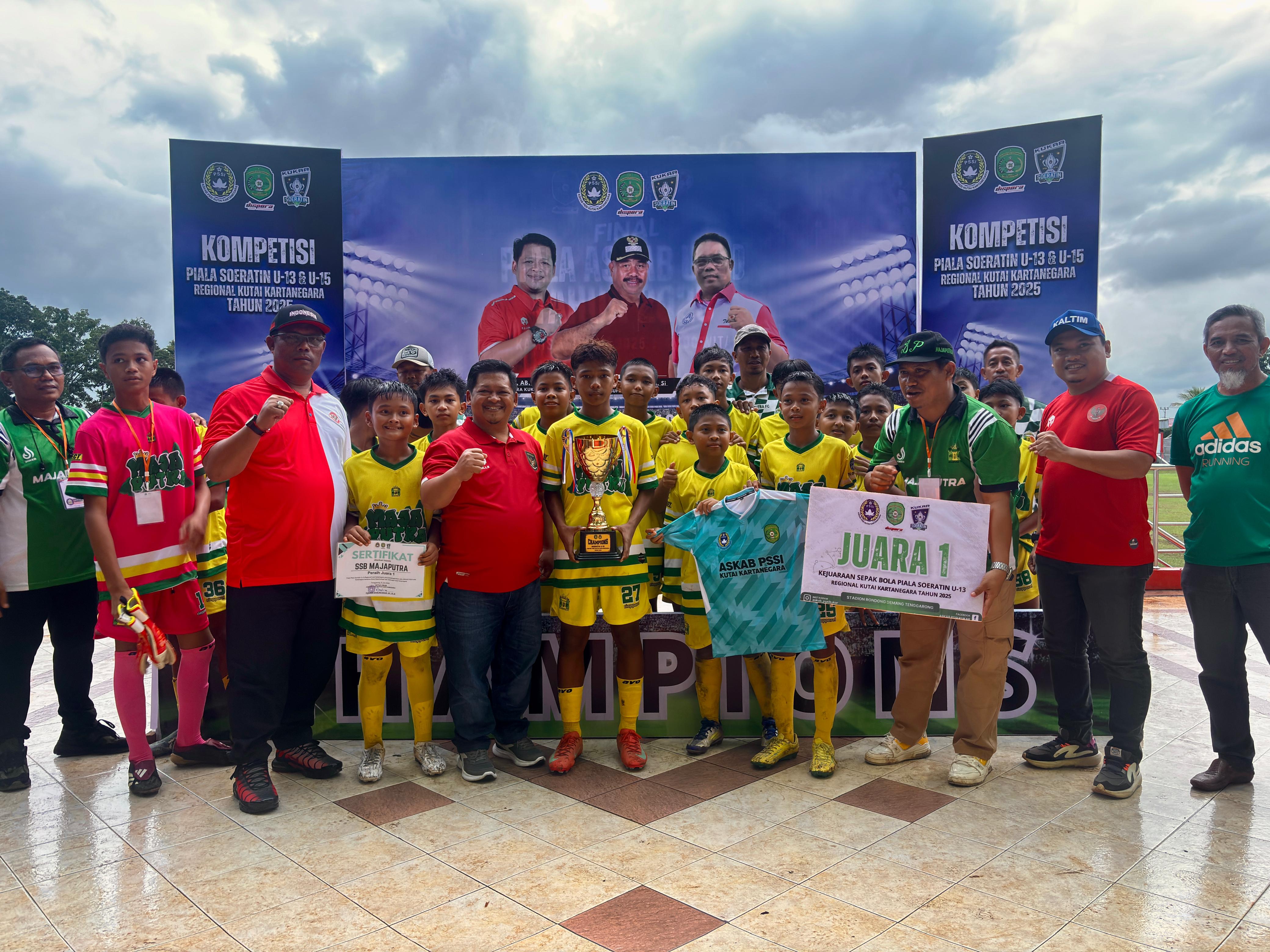 Majaputra merayakan gelar juara Piala Soeratin U-13 Regional Kukar usai menang 5-0 atas Tunas Muda.
