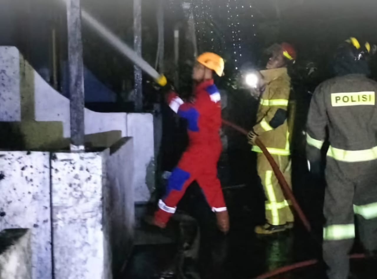 PEMADAMAN: Petugas BPBD Balikpapan berupaya memadamkan api agar tak menyulut bangunan lainnya.
