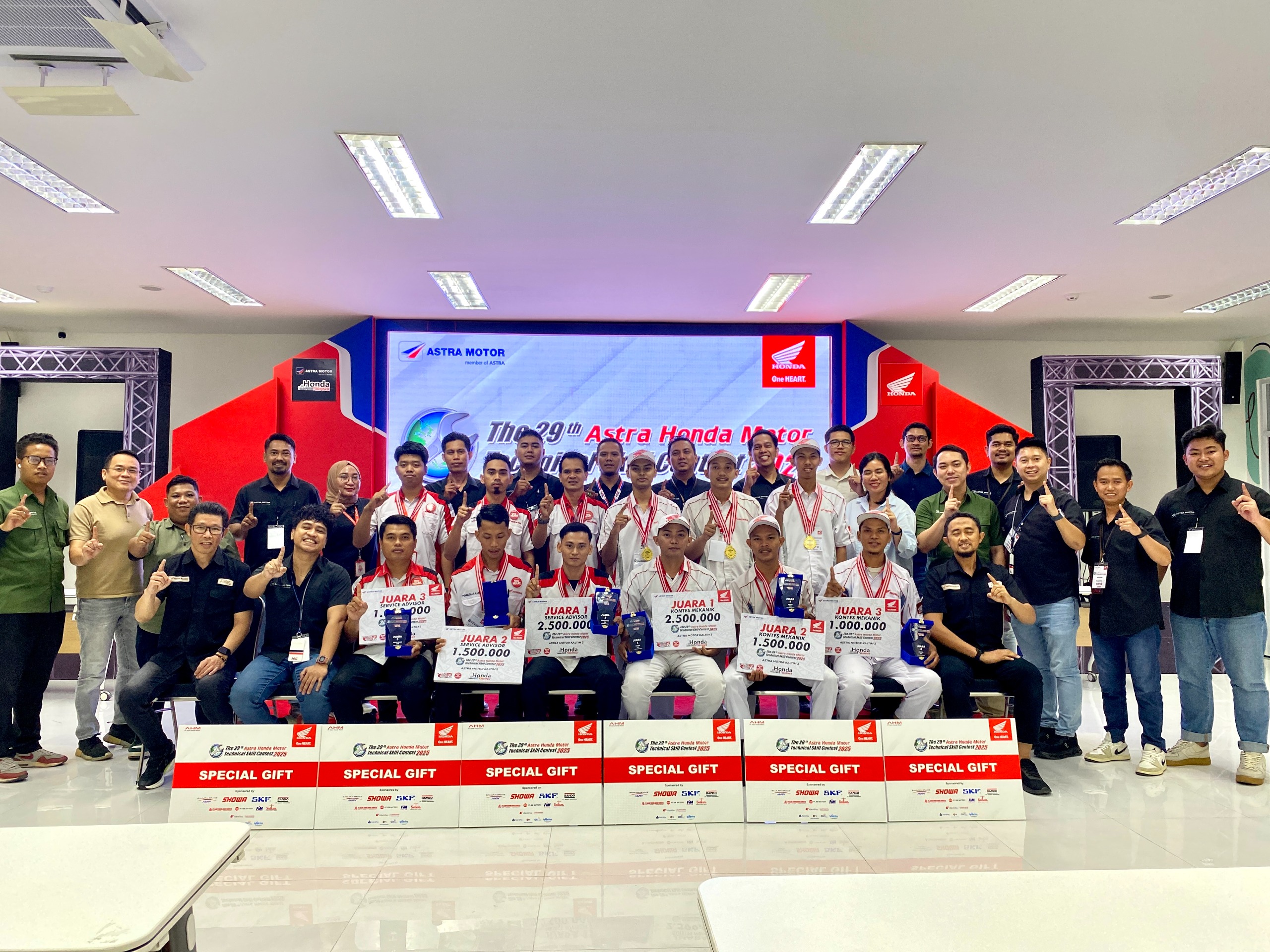 Management Astra Motor Kaltim 2 yakni (kiri-kanan) Teddy Widarto selaku Spare Part Manager Astra Motor Kaltim 2 serta Lucky Hendrik Roberto selaku Technical Service Manager Astra Motor.