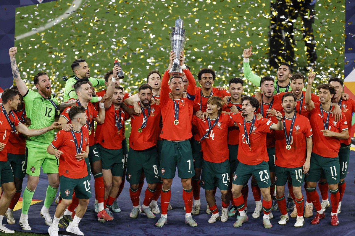 Cristiano Ronaldo bersama tim Portugal mengangkat trofi UEFA Nations League.