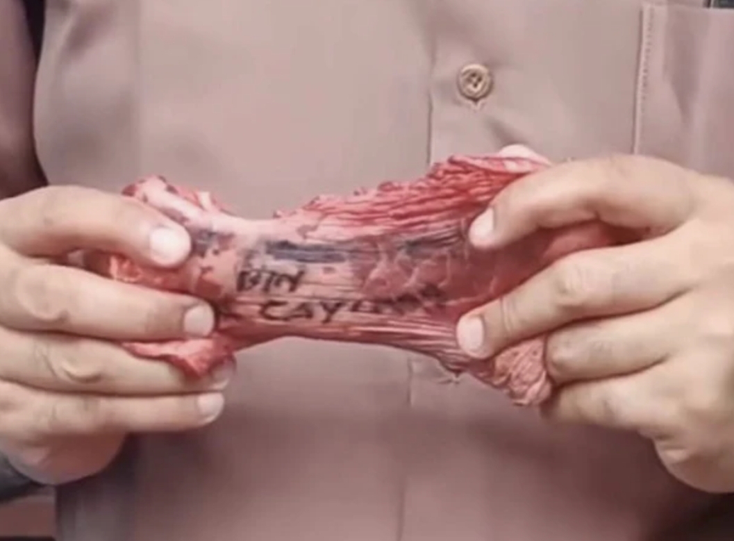 Warga memperlihatkan tulisan di paru-paru sapi memperlihatkan nama penyumbang hewan kurban. (FOTO: IST)