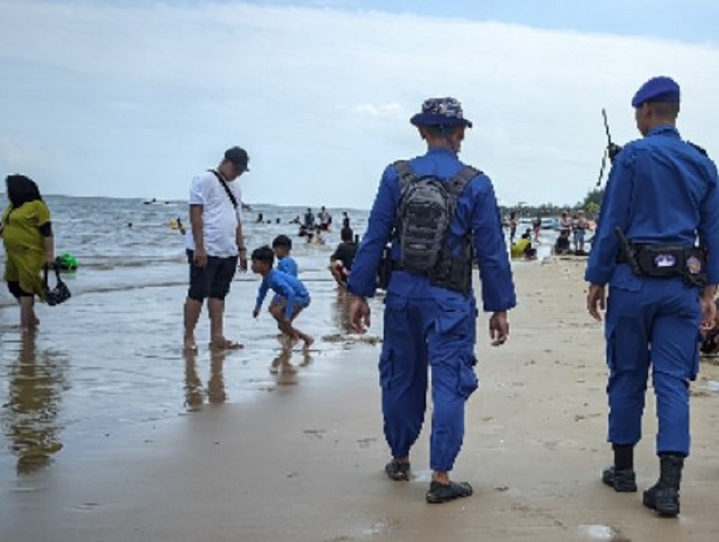 KUNJUNGAN MELONJAK: Petugas gabungan melakukan patroli di pantai pada momen Lebaran Iduladha.