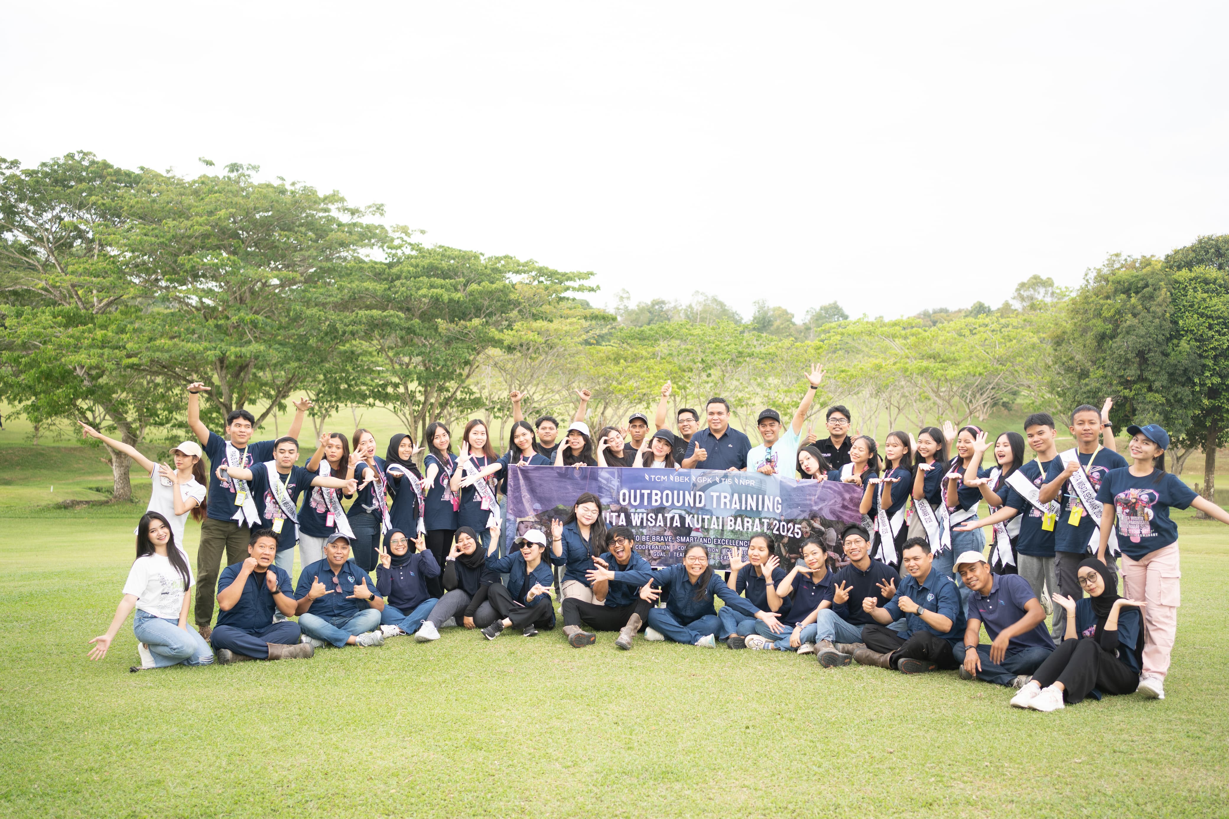 AJANG TAHUNAN: Sebanyak 16 Finalis Duta dan Putri Pariwisata Sendawar Tahun 2025 bersama FX Sumardi dan perwakilan manajemen PT BEK.