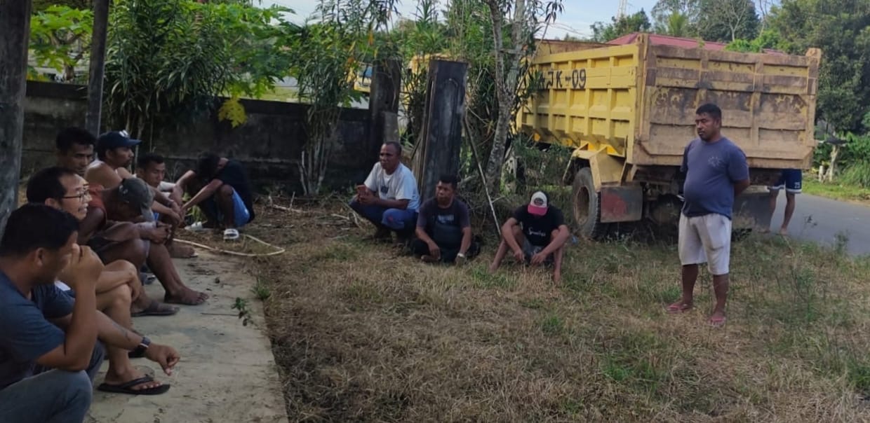 Warga Kampung Juaq Asa mengingatkan pengemudi truk pengangkut sirtu untuk lebih pelan saat melintas di perkampungan.