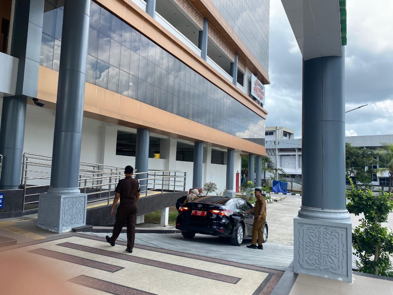 KETERANGAN: Sekprov Kaltim Sri Wahyuni keluar Kantor Kejati Kaltim selepas memberikan keterangan dalam kasus hibah DBON, Selasa (10/6/2025).