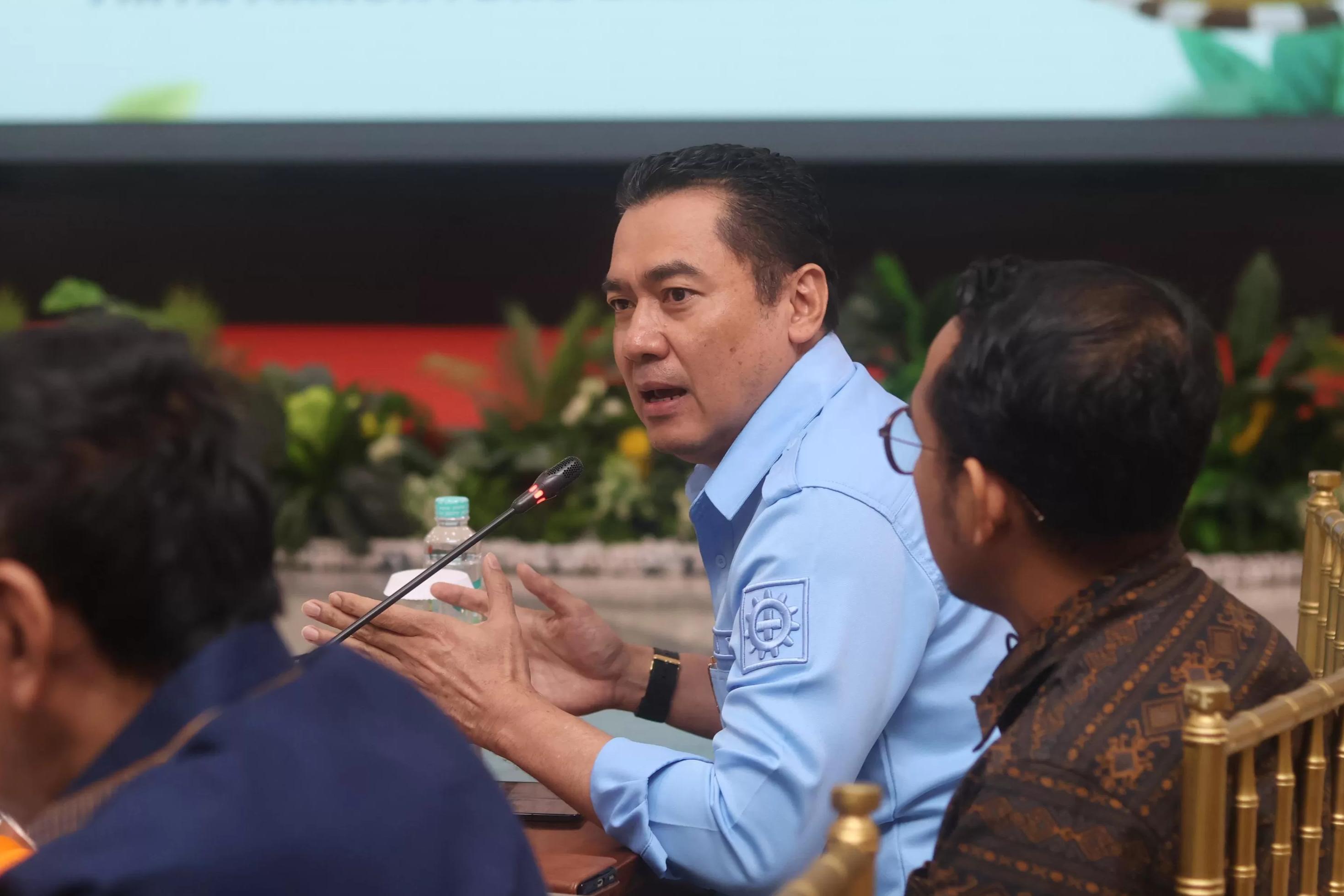MENGATASI MASALAH: Yudhi Saharuddin mengupayakan distribusi air bersih lancar lewat perbaikan jaringan pipa induk. (FOTO ANGGI PRADITHA/KP)