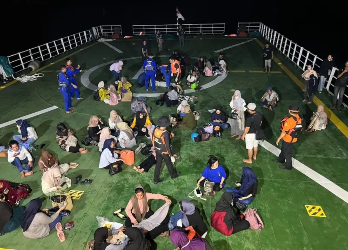 Sebagian penumpang KM Alif Berkah yang diselamatkan tim Basarnas Kendari seusai insiden kapal kandas. (FOTO: IST)