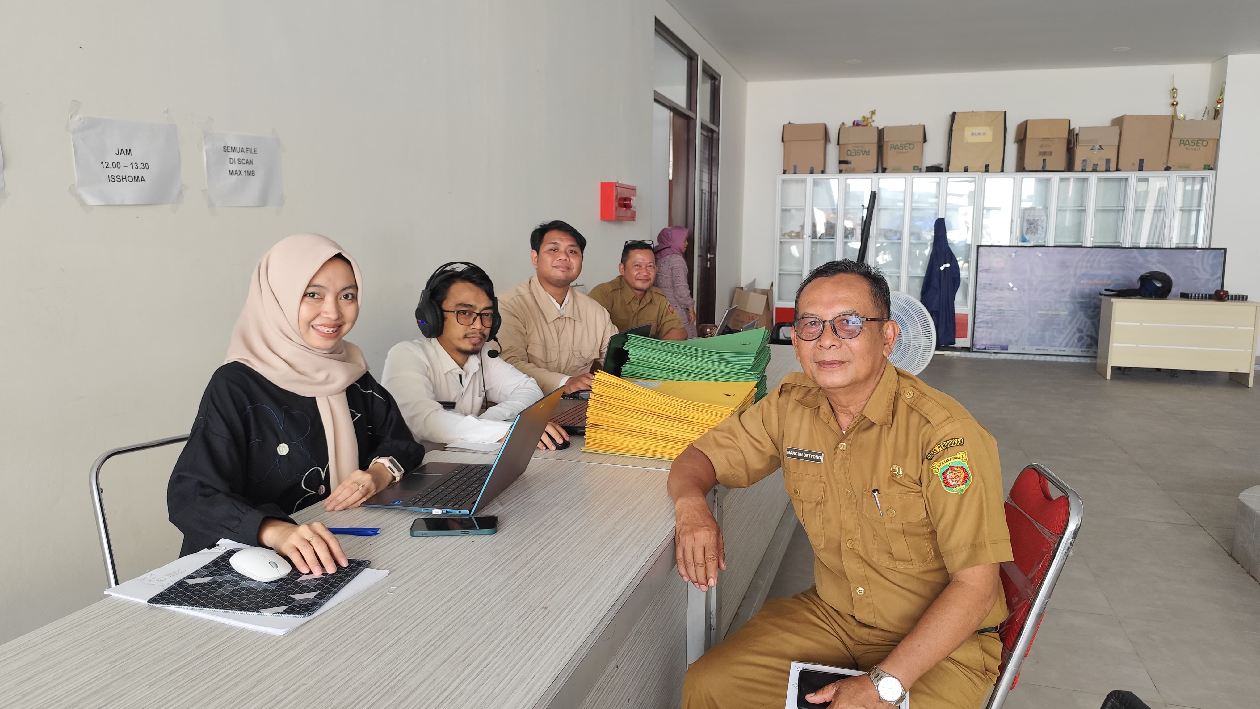 SIAGA: Bagus Setyono (kanan) mengawasi panitia SPMB SMP 50 pada hari pertama pendaftaran jalur afimasi, Selasa (10/6). Agenda ini sementara dilaksanakan di gedung SD 028 terpadu.