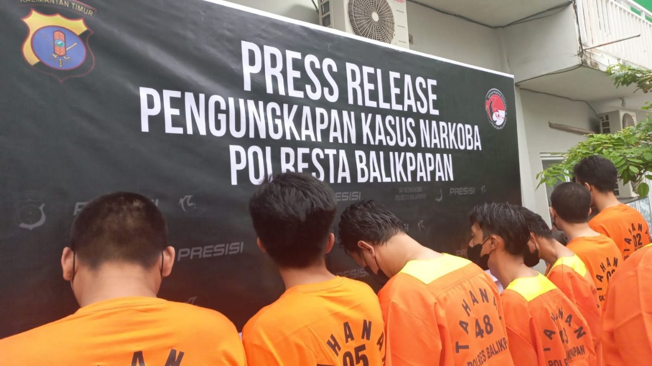 BANDAR: Sejumlah tersangka yang merupakan bandar dan pengedar yang diamankan periode Mei-Juni dihadirkan penyidik.