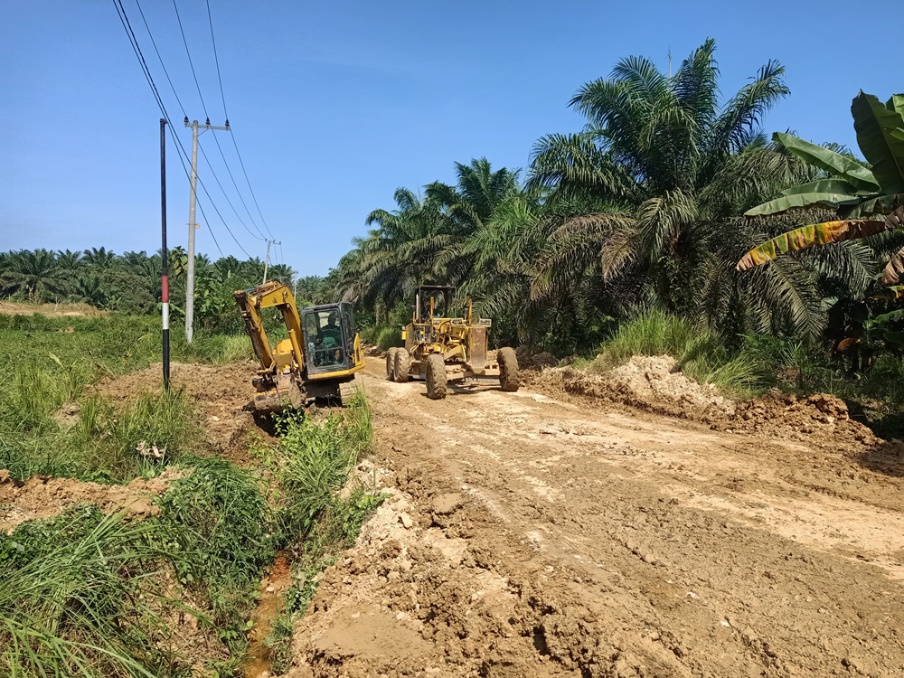 Petugas dari PT Waru Kaltim Plantation (WKP) tengah mengoperasikan alat berat saat memperbaiki jalan rusak di wilayah RT 14 Kelurahan Waru dan RT 18 Desa Bangun Mulya, Kecamatan Waru.
