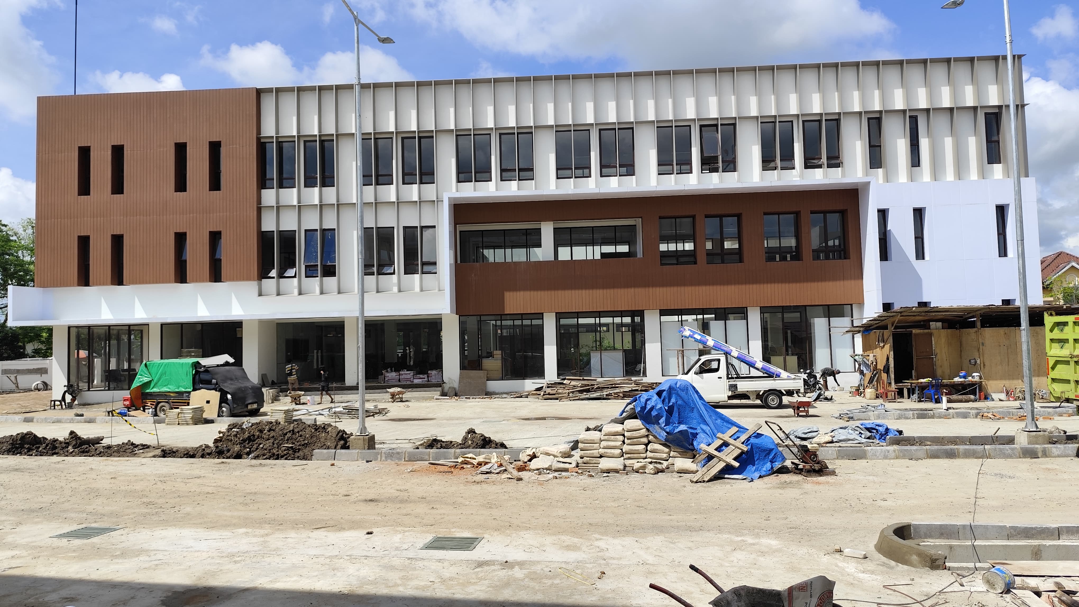 Pembangunan sekolah terpadu di Jalan Jakarta Kelurahan Loa Bakung kecamatan Sungai Kunjang terus dikebut untuk persiapan KBM Juli mendatang, Selasa (10/6). (DENNY SAPUTRA/KP)