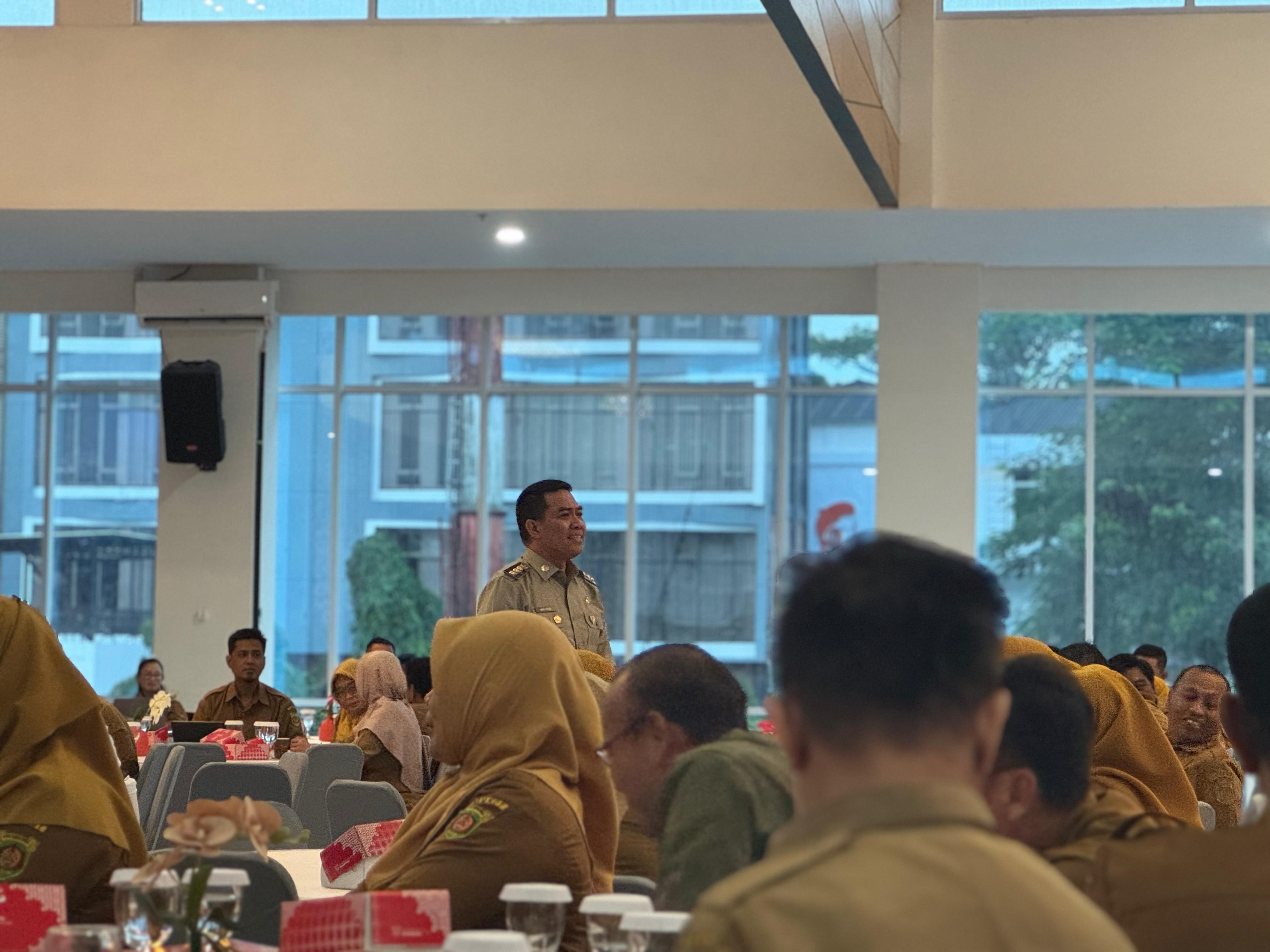 MENCARI SOLUSI: Andi Harun memaparkan rencana pengendalian banjir dalam rapat di Kantor Bappeda Samarinda, Selasa (10/6). (FOTO DENNY SAPUTRA/KP)