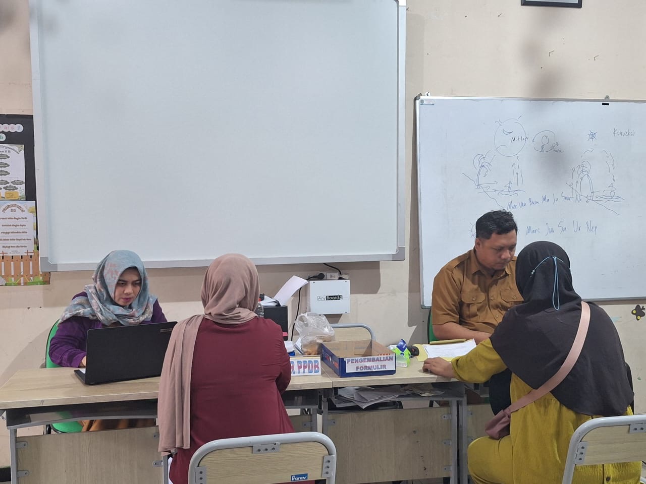 SERAHKAN BERKAS: Orangtua calon murid baru mengembalikan formulir di SD 005 Bontang Selatan.
