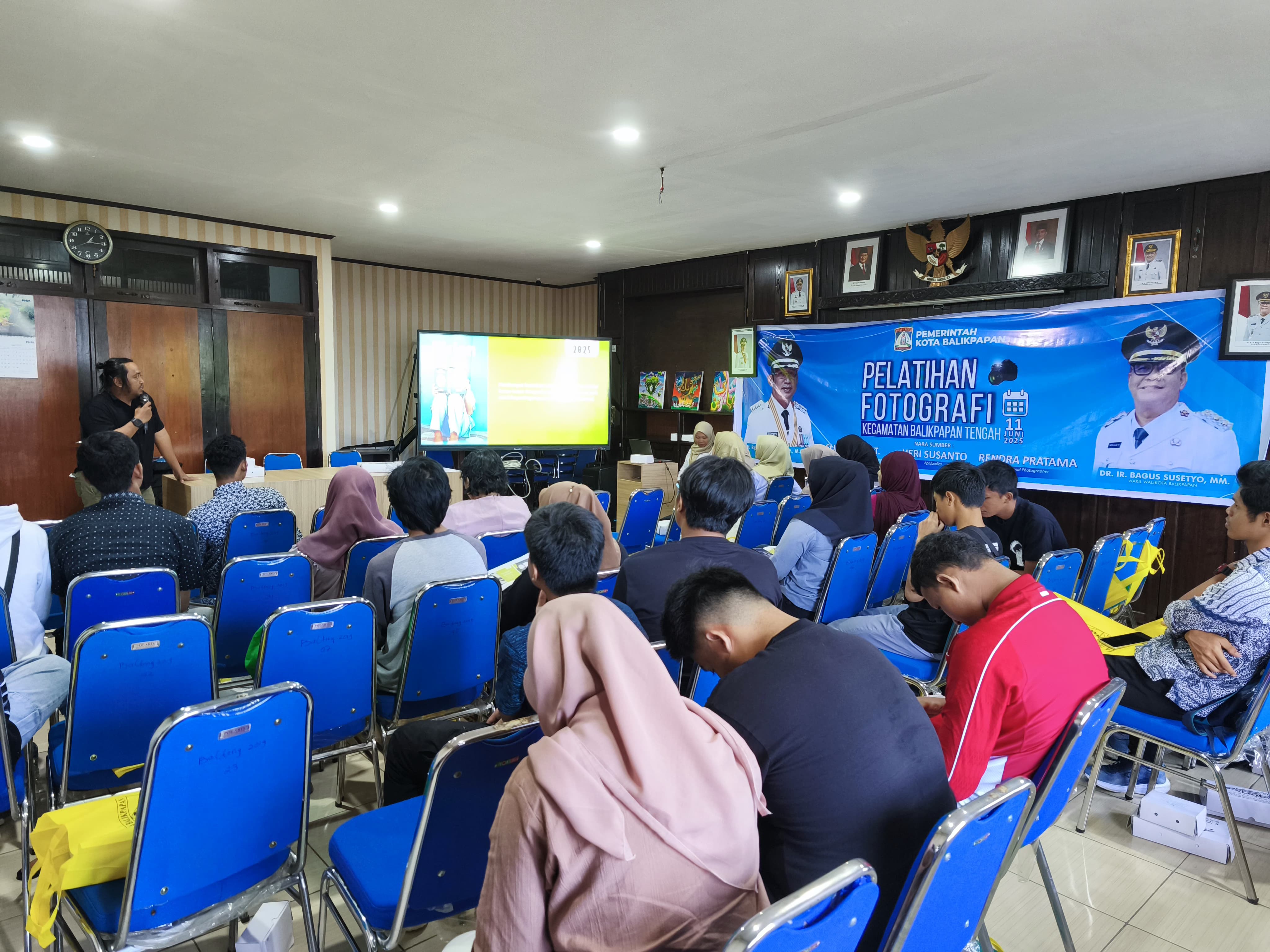PELATIHAN: Rendra Pratama, fotografer dan videofrager freelance dari Komunitas Hunting Pasar Balikpapan memaparkan materi seputar teknik dasar editing di hadapan para peserta pelatihan.