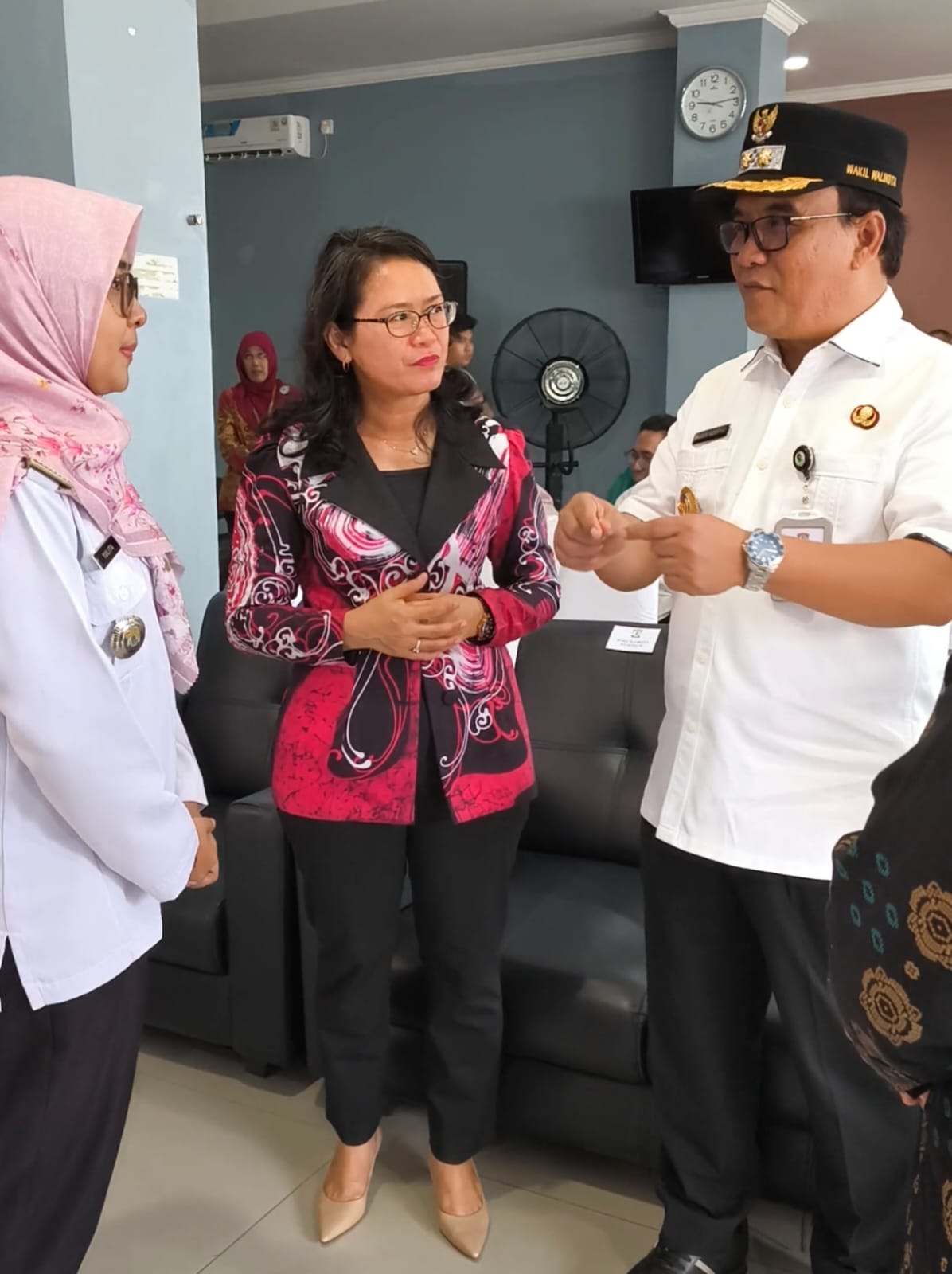 ARAHAN: Lurah Gunung Samarinda Baru, Yulita Kusuma Lestari (kiri) mendapat arahan dari Wakil Wali Kota Balikpapan Bagus Susteyo bersama Kepala Kepala BPS Kaltim Yusniar Juliana (tengah).
