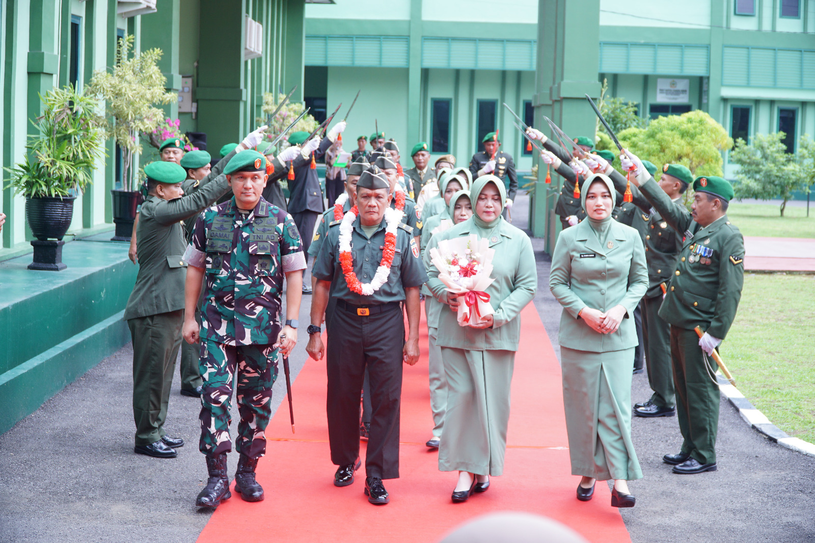SEREMONIAL: Sangkur Pora sebagai bentuk penghormatan kepada prajurit yang akan memasuki masa purna tugas.
