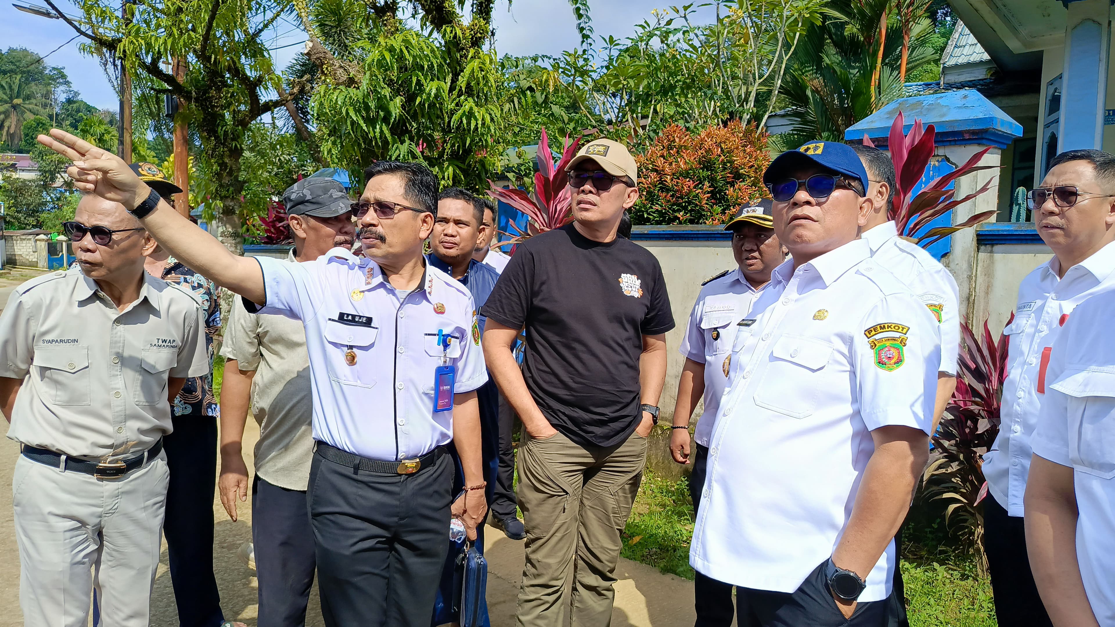 TINJAU LANGSUNG: Wali Kota Samarinda Andi Harun (tengah) beserta jajaranya dan jajaran Kelurahan Sidodamai beserta para RT setempat, meninjau titik wilayah yang sering terdampak banjir.