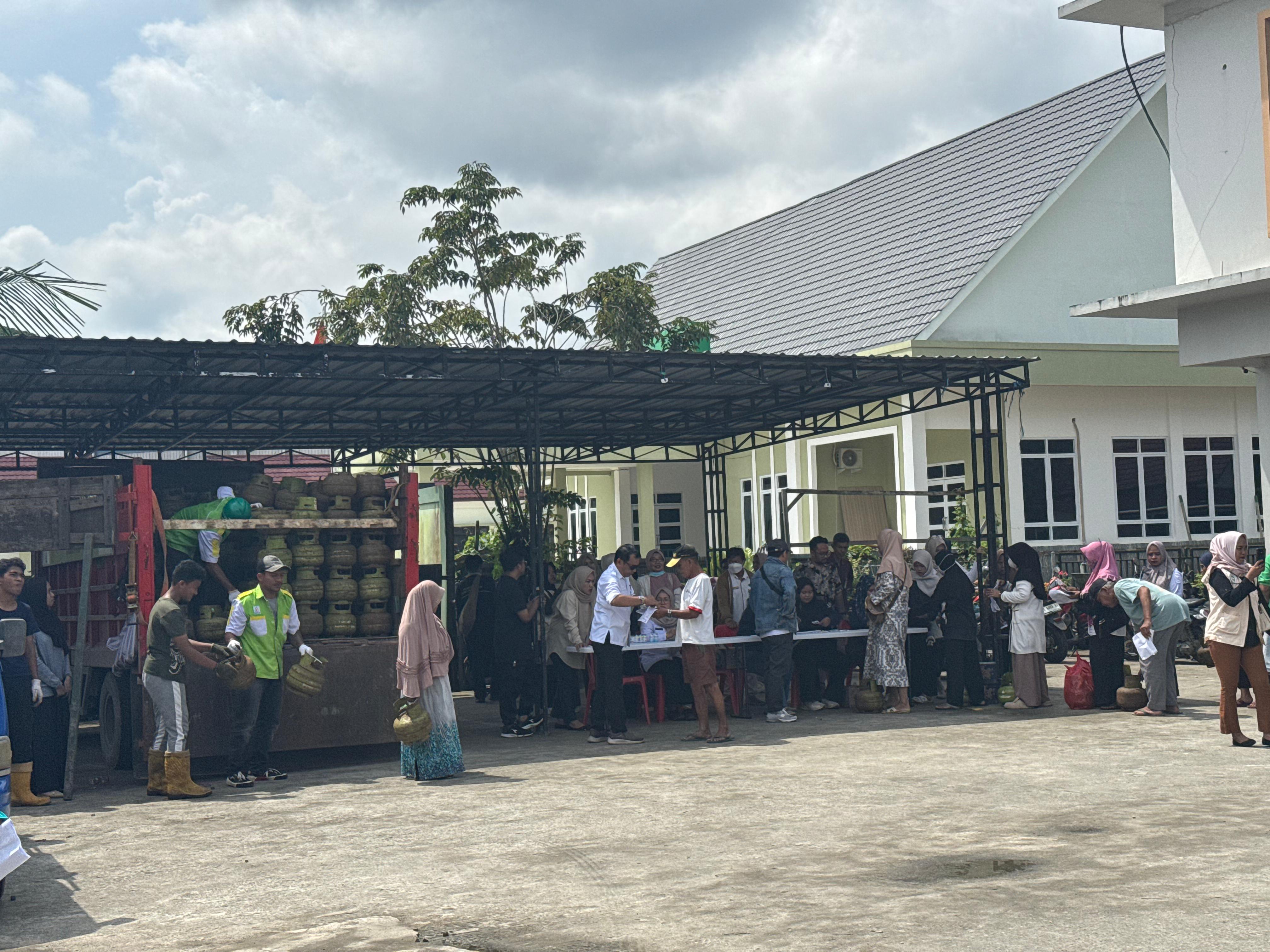 Sejumlah warga mengantre membeli gas elpiji bersubsidi dengan harga Rp 18 ribu sesuai HET, dalam operasi pasar di kantor Kecamatan Samarinda Seberang, Rabu (11/6). (FOTO: DENNY SAPUTRA)