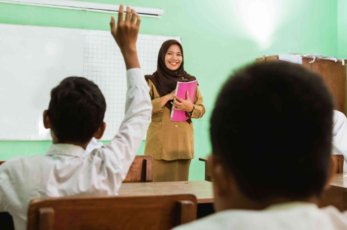 Ilustrasi guru Sekolah Rakyat.