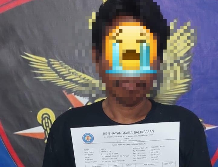 PENGEDAR: Tersangka pengedar sabu yang diamankan di tepi pantai.