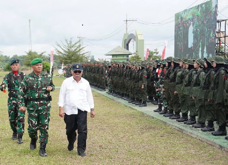 UPACARA: Pangdam VI/Mulawarman, Mayjen TNI Rudy Rachmat Nugraha bersama Kepala Otorita IKN, Basuki Hadimuljono mengecek CPNS yang menjalani diklat.