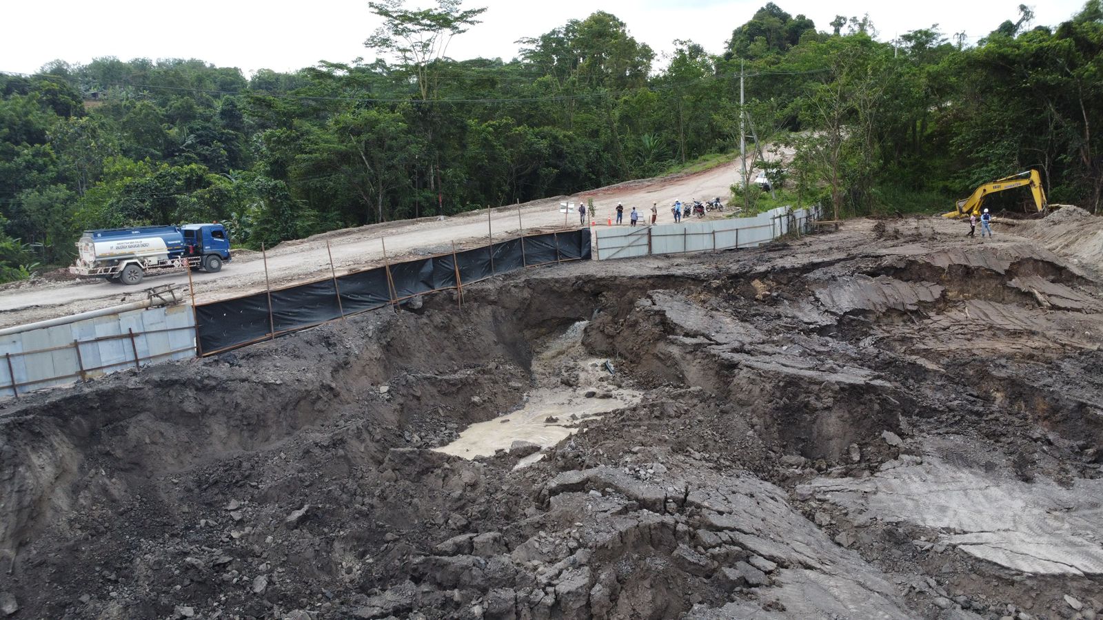 TERPUTUS: Kondisi terkini lokasi longsor di Blok 16, Kelurahan Sangasanga Dalam, Kukar, memperlihatkan lapisan tanah yang ambles dan retakan di area sekitar tambang batu bara.