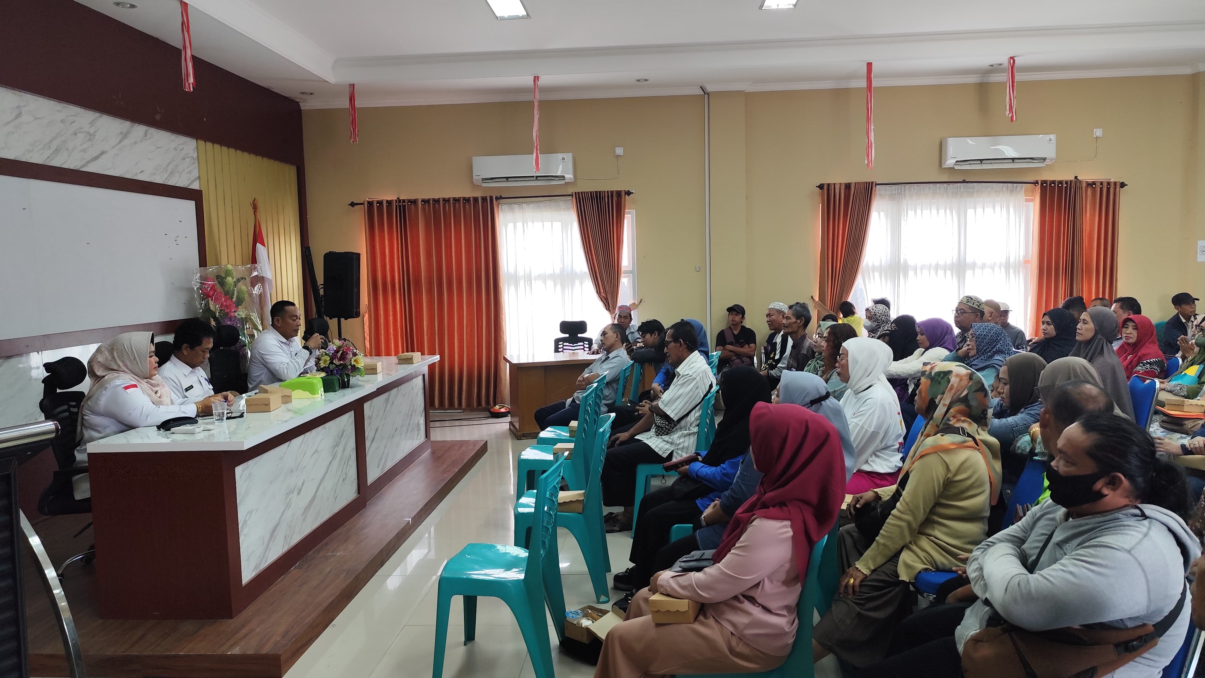 AWAL: Tim bidang Pertanahan DPUPR Samarinda bersama kecamatan Sungai Pinang menggelar sosialisasi rencana pembebasan lahan bantaran SKM di kantor kecamatan Sungai Pinang, Rabu (11/6).
