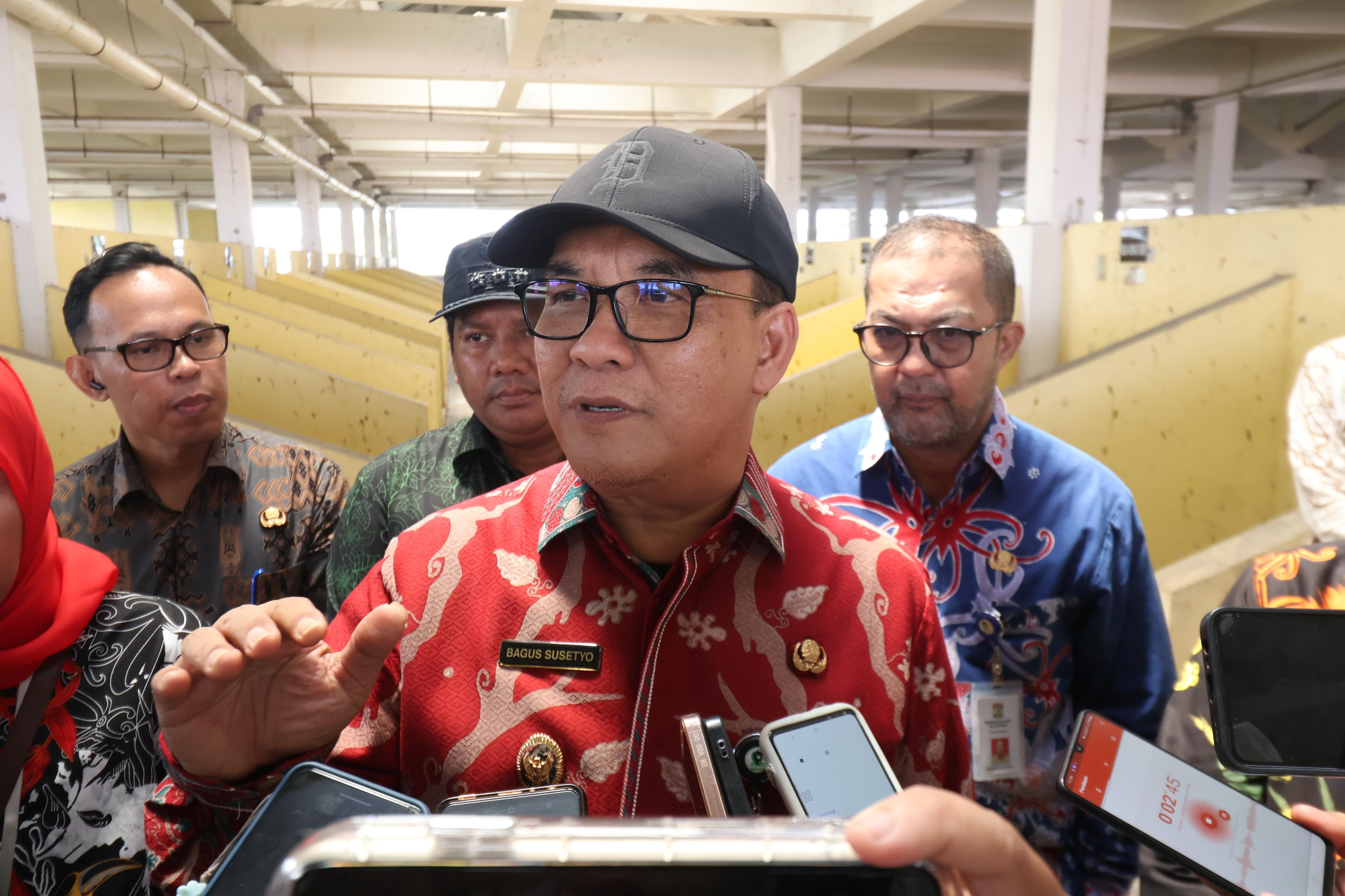 BERI KETERANGAN: Bagus Susetyo saat diwawancarai awak media. (FOTO ANGGI PRADITHA/KP)