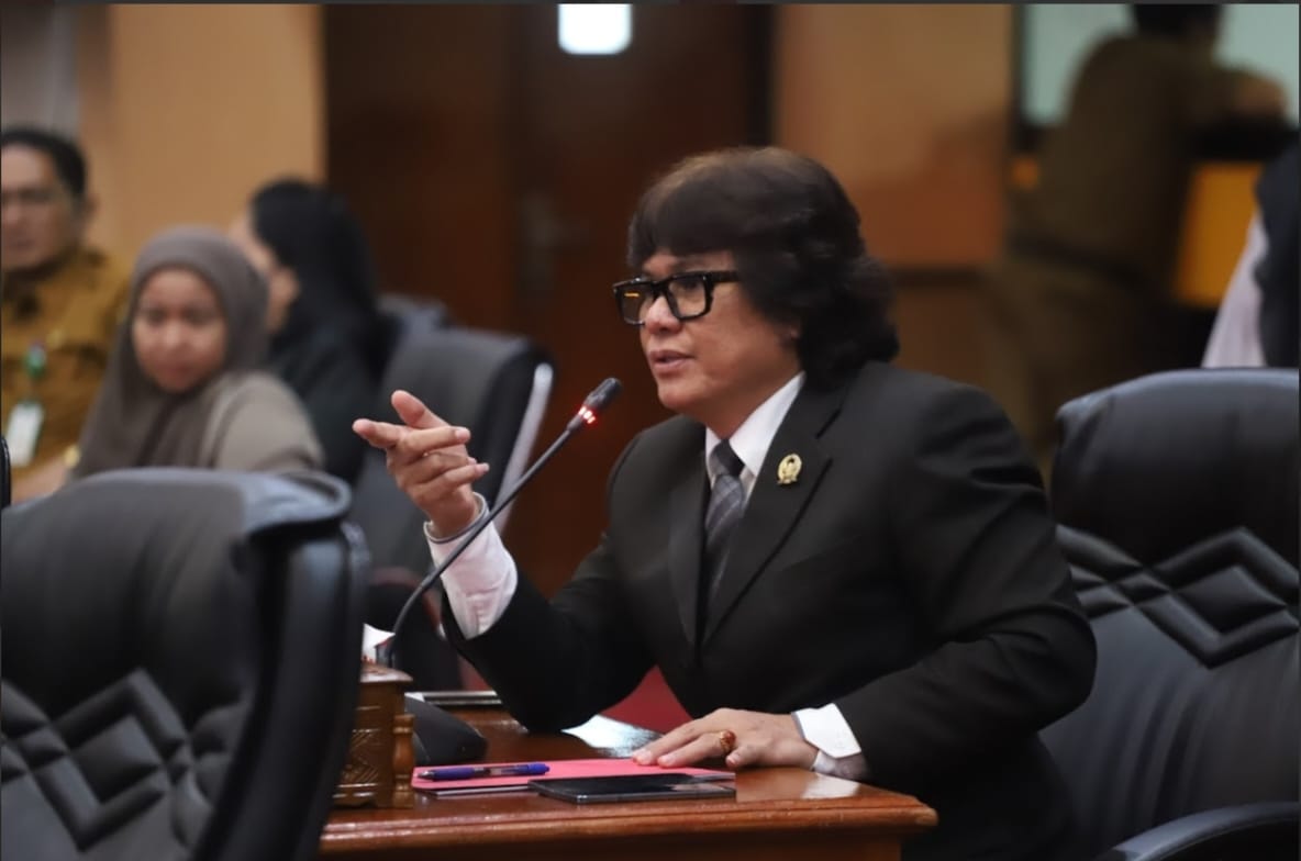 PERLU DIPERJELAS: Nursalam mempertanyakan nasib tenaga honorer dalam sidang paripurna DPRD Bontang, Selasa (10/6). (FOTO ADIEL KUNDHARA/KP)