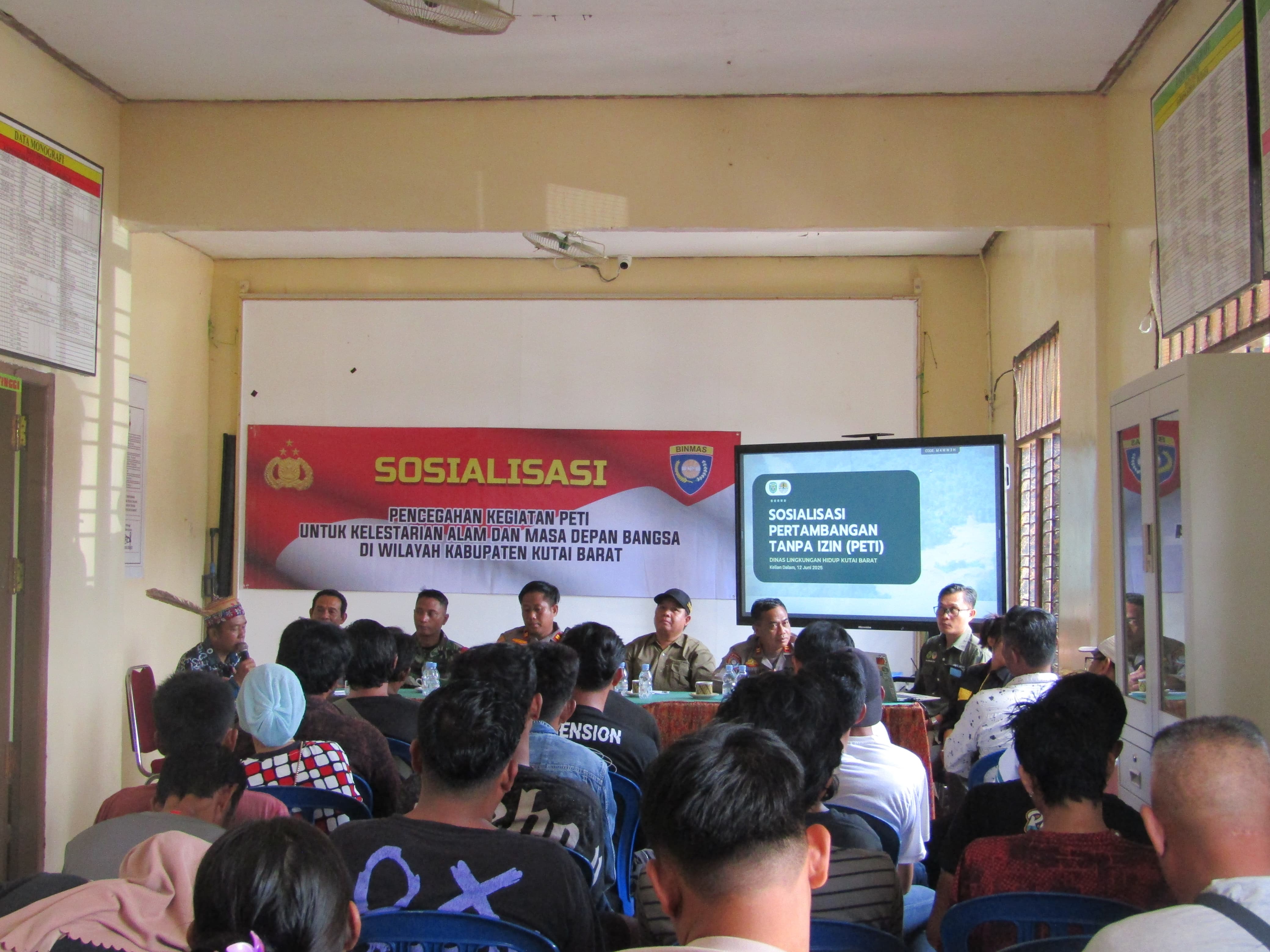 SOSIALIASI: Sosialisasi Bahaya Penambangan Ilegal di Kelian Dalam yang digelar DLH dan Polres Kubar.