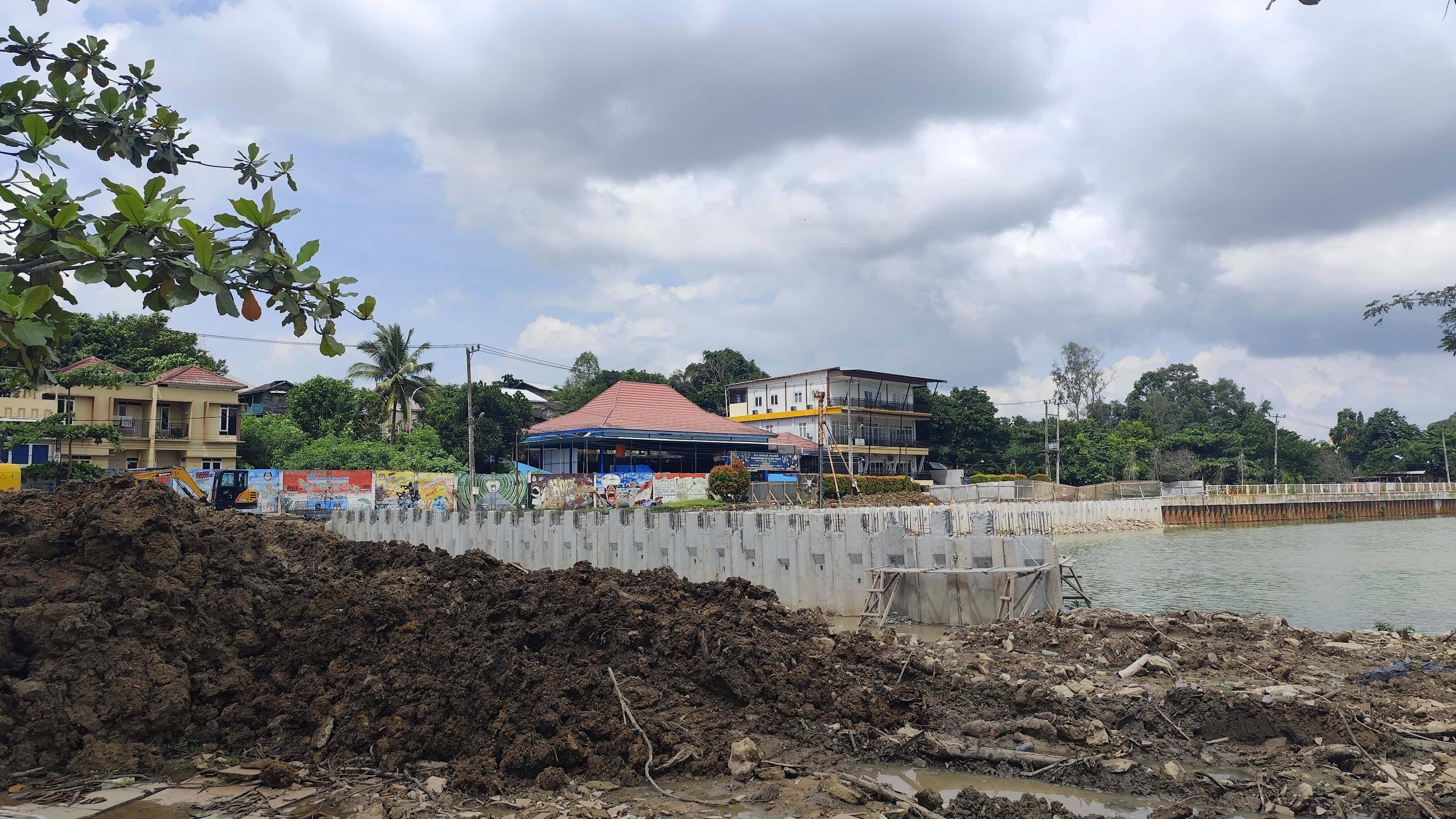 Penurapan polder Air Hitam di Kelurahan Air Hitam Kecamatan Samarinda Ulu sedang berjalan, Kamis (12/6). (DENNY SAPUTRA/KALTIM POST)