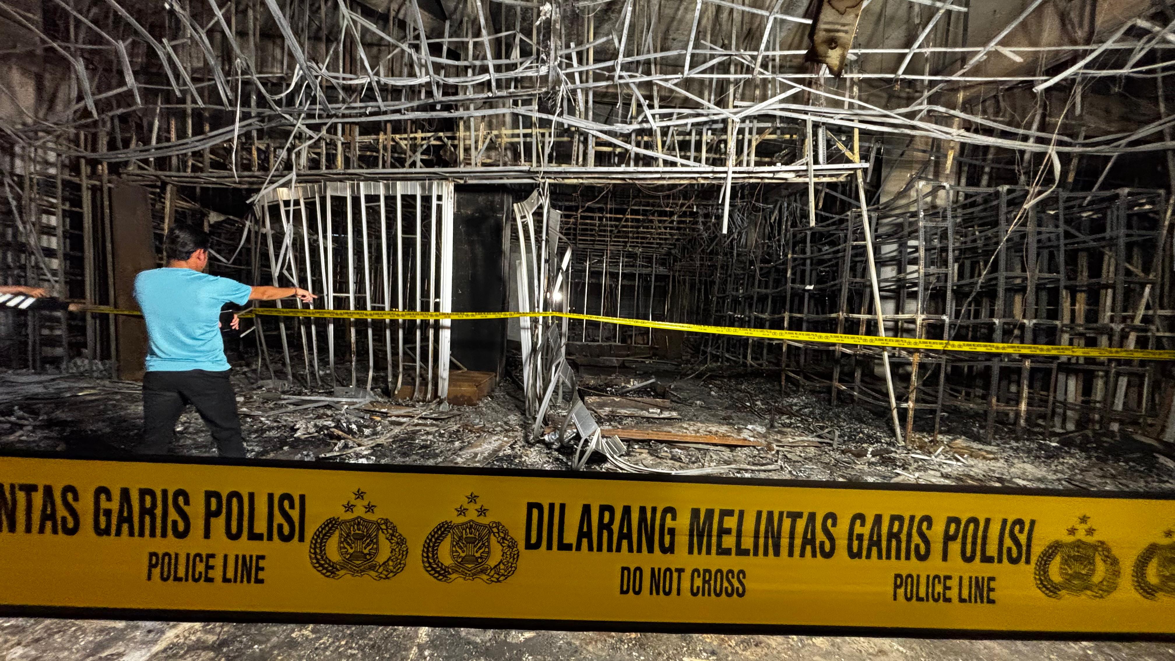 TUNGGU HASIL: Tim Laboratorium Forensik (Labfor) cabang Surabaya, Jawa Timur, sudah turun tangan melakukan olah tempat kejadian perkara (TKP).