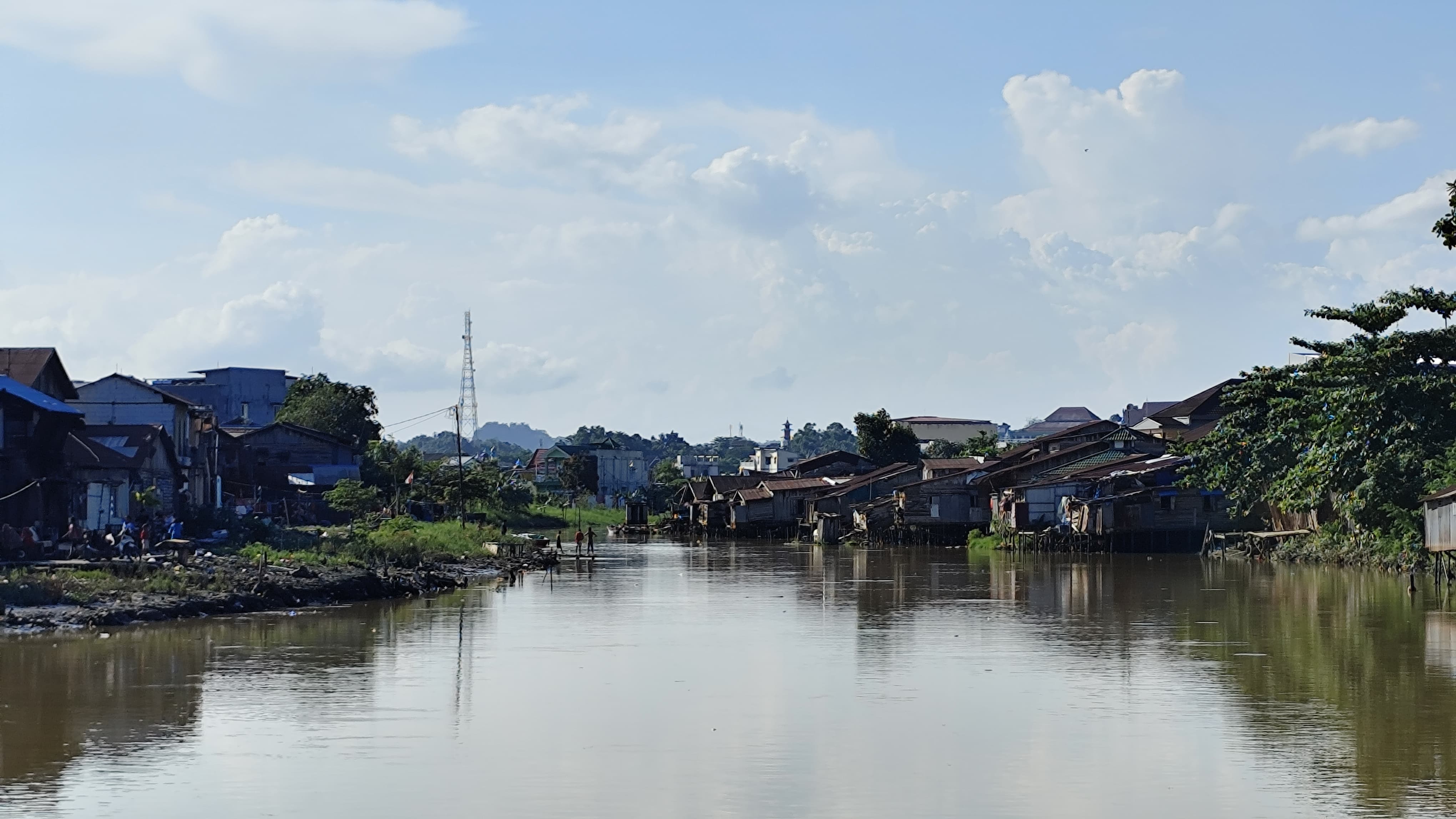 Permukiman tepi sungai Karang Mumus di Kelurahan Bandara, akan menjadi sasaran kegiatan penataan bantaran sungai, sebagai upaya penanggulangan banjir dan penataan kota, Jumat (13/6). (FOTO: DENNY)