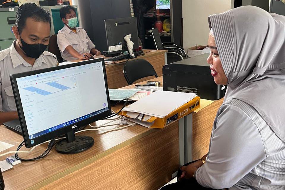 SODORKAN BERKAS: Orangtua calon murid baru mendampingi putra-putrinya untuk meneruskan pendidikan ke jenjang SMP.