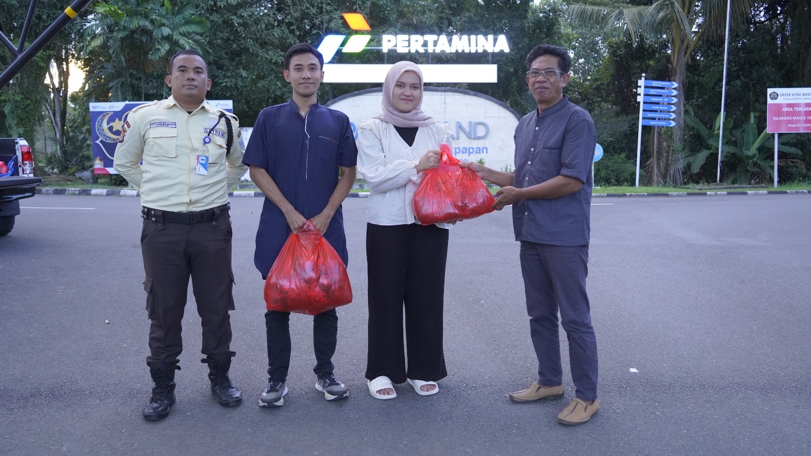 Penyaluran daging kurban untuk masyarakat.