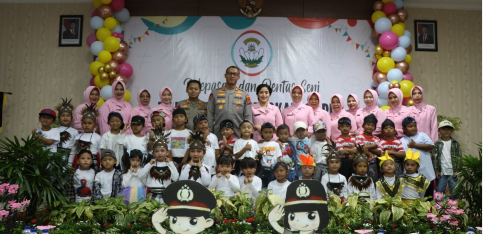 PELEPASAN: Kapolres PPU, AKBP Andreas Alek Danantara (berkacamata) dan Bhayangkari Cabang PPU menghadiri pelepasan anak-anak TK Kemala Bhayangkari PPU.(ist)